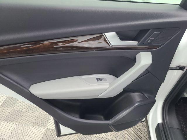Photo of 2018 Ibis White Audi Q5