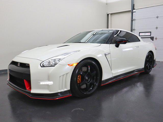 Photo of 2016 Pearl White Nissan GT-R