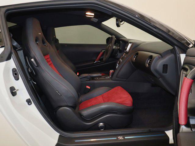 Photo of 2016 Pearl White Nissan GT-R
