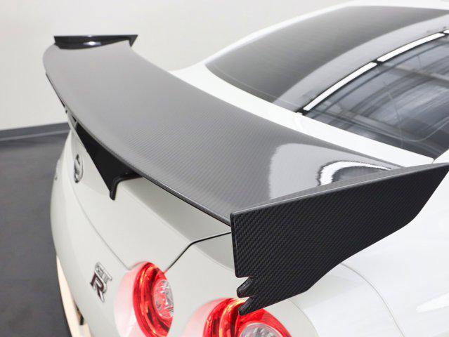 Photo of 2016 Pearl White Nissan GT-R