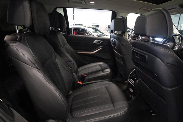 Photo of 2019 Black Sapphire Metallic BMW X7