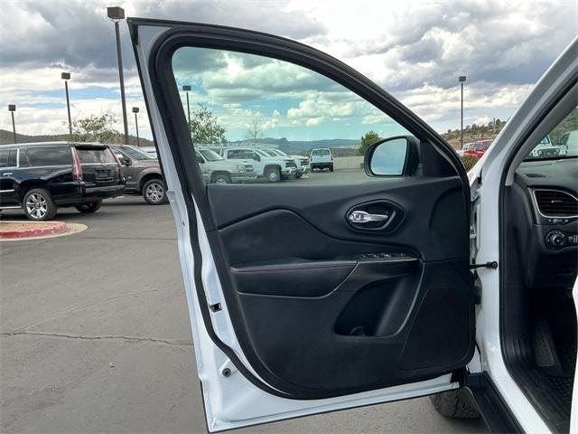 Photo of 2019 Bright White Clearcoat Jeep Cherokee