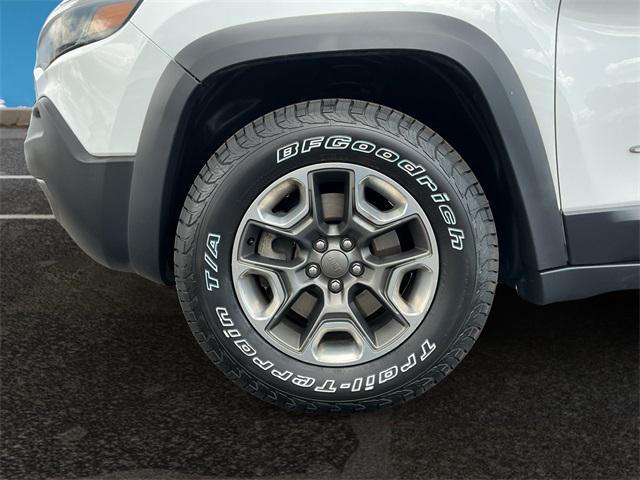 Photo of 2019 Bright White Clearcoat Jeep Cherokee