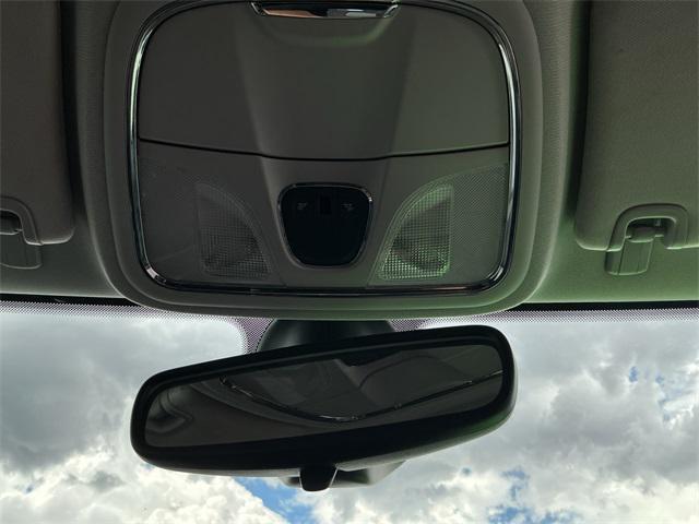 Photo of 2019 Bright White Clearcoat Jeep Cherokee