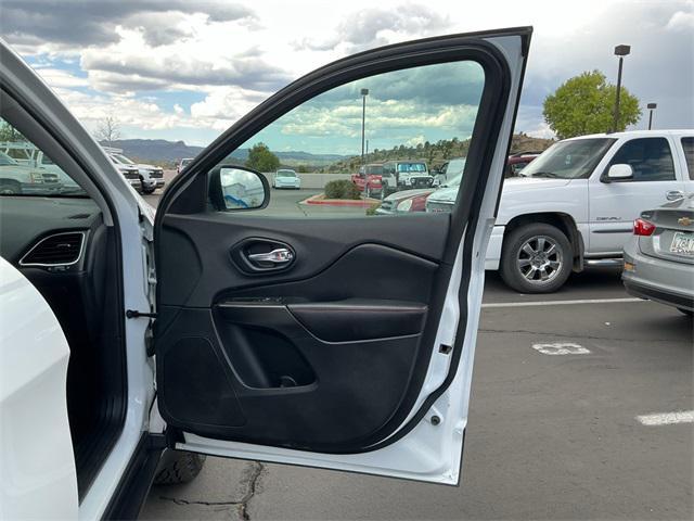 Photo of 2019 Bright White Clearcoat Jeep Cherokee
