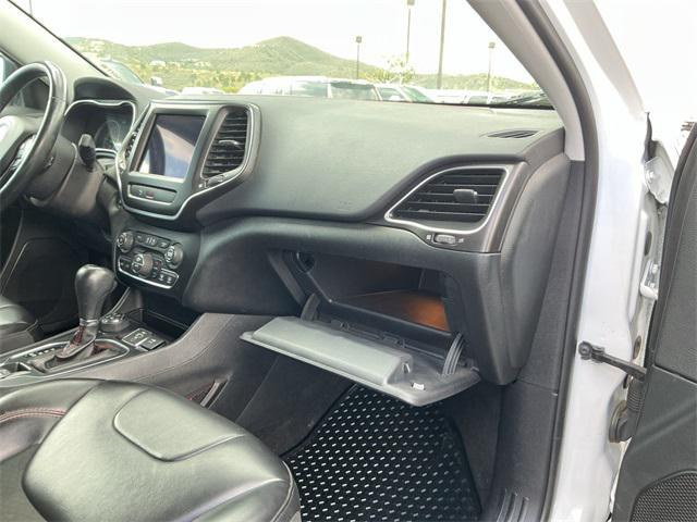 Photo of 2019 Bright White Clearcoat Jeep Cherokee