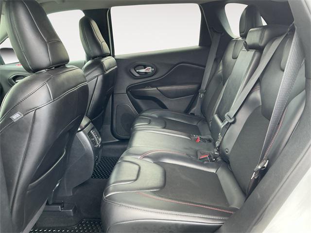 Photo of 2019 Bright White Clearcoat Jeep Cherokee