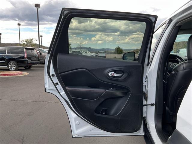 Photo of 2019 Bright White Clearcoat Jeep Cherokee
