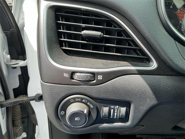 Photo of 2019 Bright White Clearcoat Jeep Cherokee