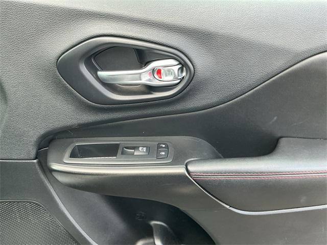 Photo of 2019 Bright White Clearcoat Jeep Cherokee