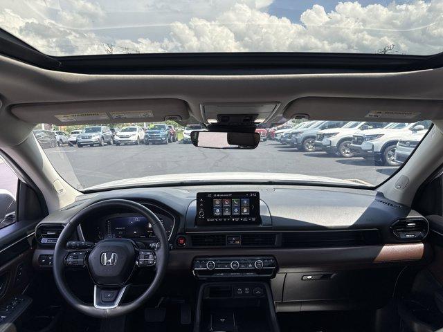 Photo of 2025 Platinum White Pearl Honda Pilot