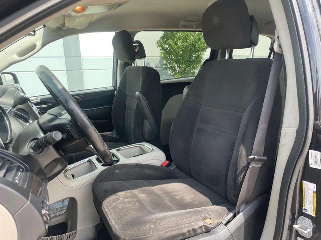Photo of 2016 Brilliant Black Crystal Pearlcoat Dodge Grand Caravan