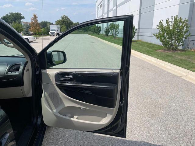 Photo of 2016 Brilliant Black Crystal Pearlcoat Dodge Grand Caravan