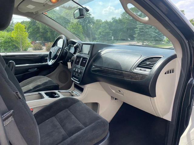 Photo of 2016 Brilliant Black Crystal Pearlcoat Dodge Grand Caravan