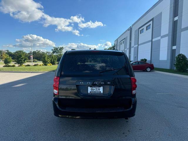 Photo of 2016 Brilliant Black Crystal Pearlcoat Dodge Grand Caravan