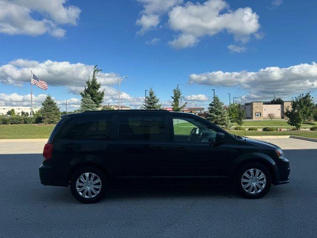 Photo of 2016 Brilliant Black Crystal Pearlcoat Dodge Grand Caravan