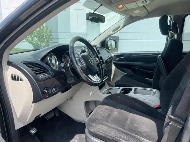 Photo of 2016 Brilliant Black Crystal Pearlcoat Dodge Grand Caravan