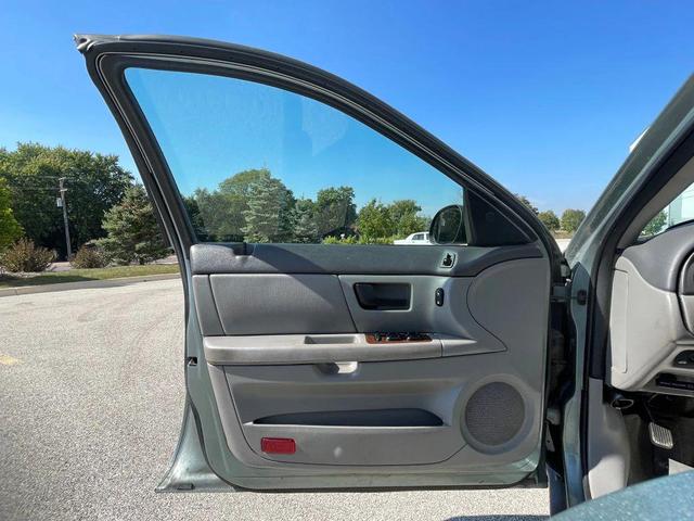 Photo of 2006 Light Tundra Clearcoat Metallic Ford Taurus