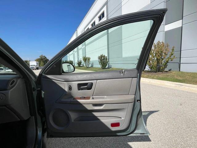 Photo of 2006 Light Tundra Clearcoat Metallic Ford Taurus
