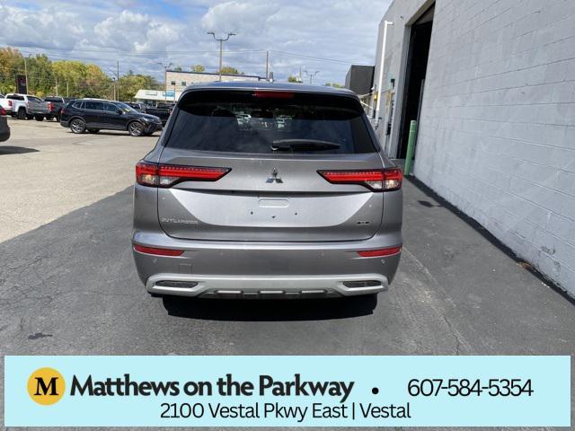 Photo of 2022 Mercury Gray Metallic Mitsubishi Outlander
