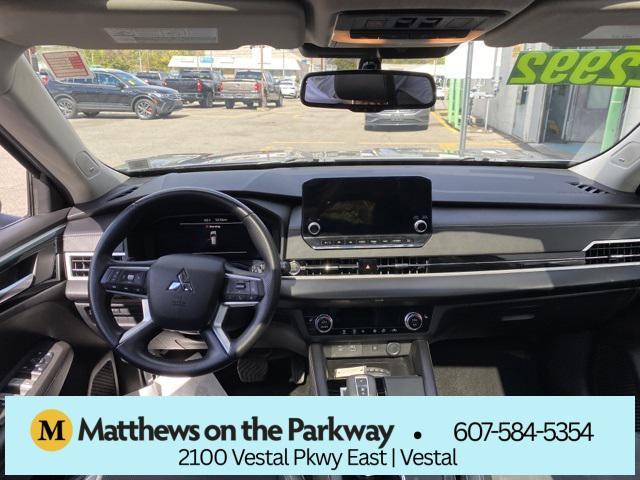 Photo of 2022 Mercury Gray Metallic Mitsubishi Outlander