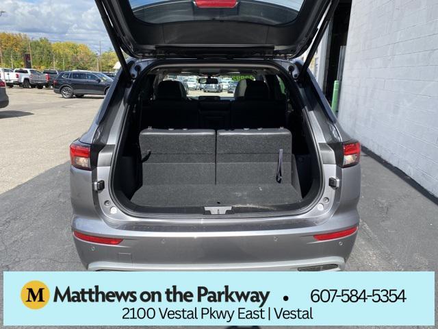 Photo of 2022 Mercury Gray Metallic Mitsubishi Outlander
