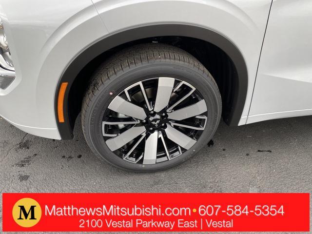 Photo of 2025 White Mitsubishi Outlander