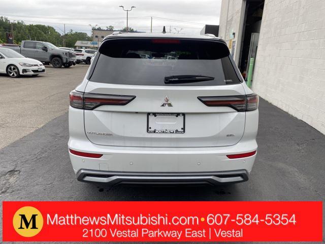 Photo of 2025 White Mitsubishi Outlander