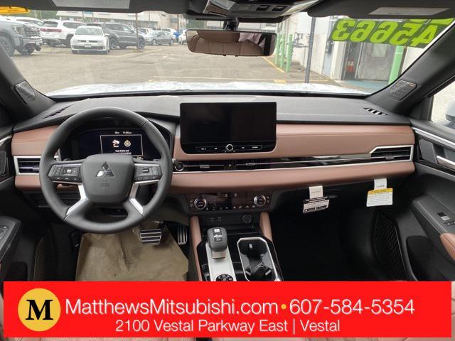 Photo of 2025 White Mitsubishi Outlander