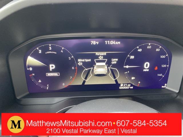 Photo of 2025 White Mitsubishi Outlander