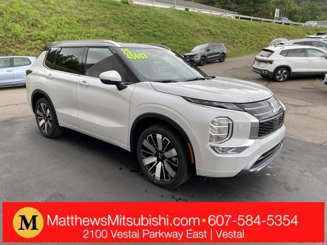 Photo of 2025 White Mitsubishi Outlander
