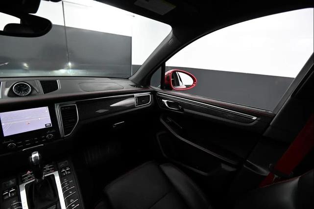 Photo of 2018 Carmine Red Porsche Macan