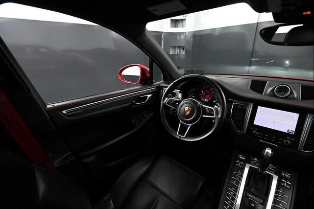 Photo of 2018 Carmine Red Porsche Macan