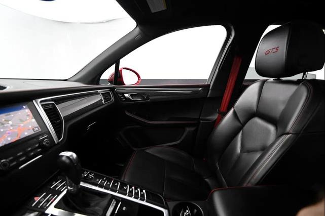 Photo of 2018 Carmine Red Porsche Macan