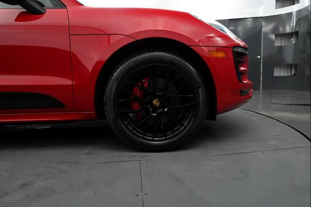 Photo of 2018 Carmine Red Porsche Macan