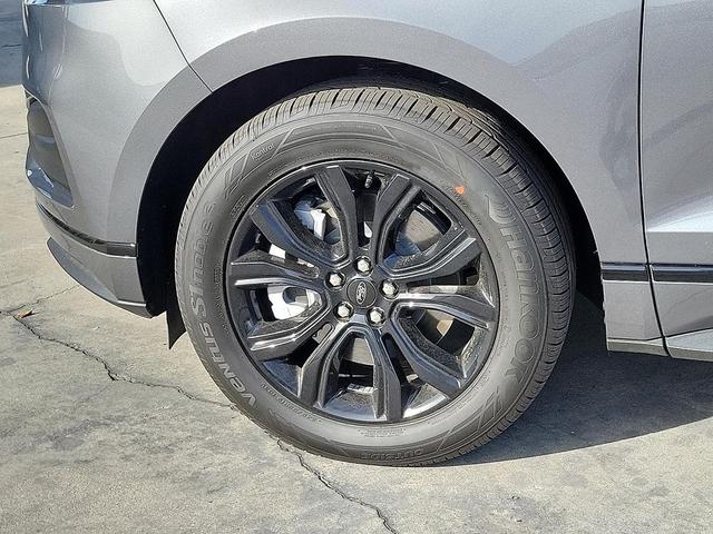 Photo of 2024 Carbonized Gray Metallic Ford Edge