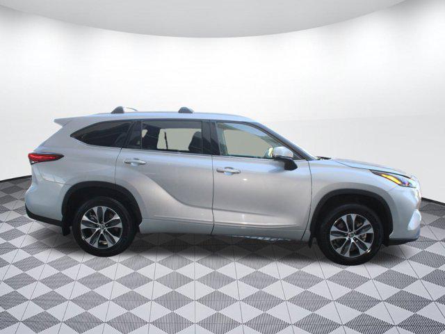 Photo of 2022 Celestial Silver Metallic Toyota Highlander