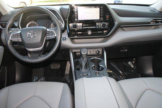 Photo of 2022 Celestial Silver Metallic Toyota Highlander