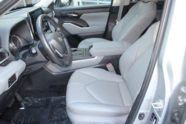 Photo of 2022 Celestial Silver Metallic Toyota Highlander