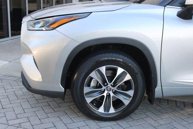Photo of 2022 Celestial Silver Metallic Toyota Highlander