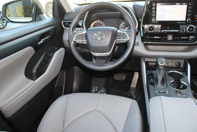 Photo of 2022 Celestial Silver Metallic Toyota Highlander