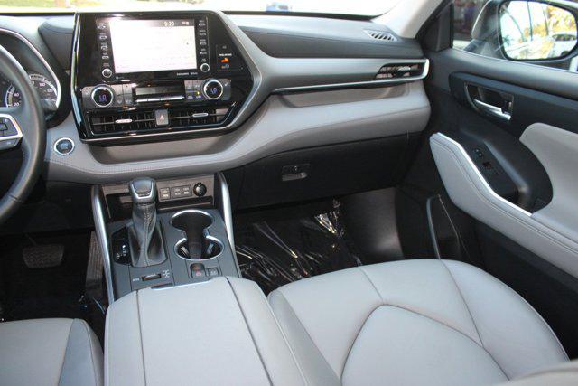 Photo of 2022 Celestial Silver Metallic Toyota Highlander
