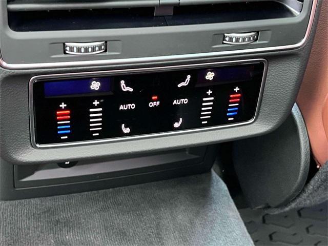Photo of 2025 Black Metallic Audi Q7