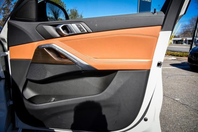 Photo of 2022 Mineral White Metallic BMW X6