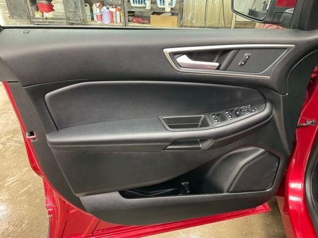 Photo of 2023 Rapid Red Metallic Tinted Clearcoat Ford Edge