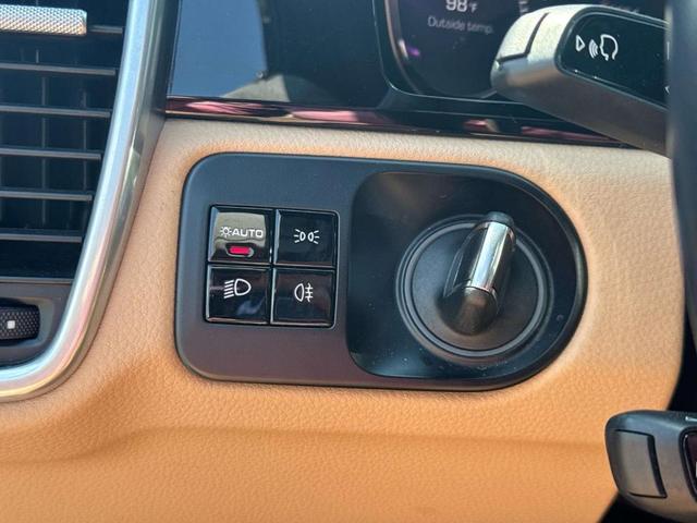Photo of 2019 Jet Black Metallic Porsche Cayenne