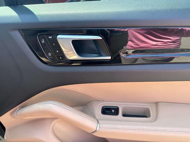 Photo of 2019 Jet Black Metallic Porsche Cayenne