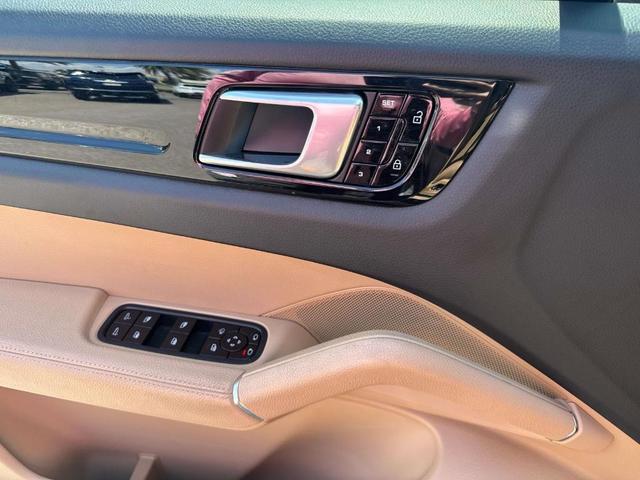 Photo of 2019 Jet Black Metallic Porsche Cayenne