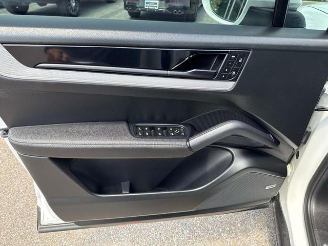 Photo of 2024 Carrara White Metallic Porsche Cayenne