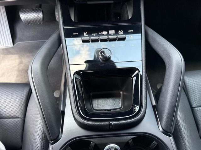 Photo of 2024 Carrara White Metallic Porsche Cayenne